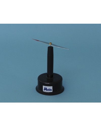 Stovas su magnetine adata